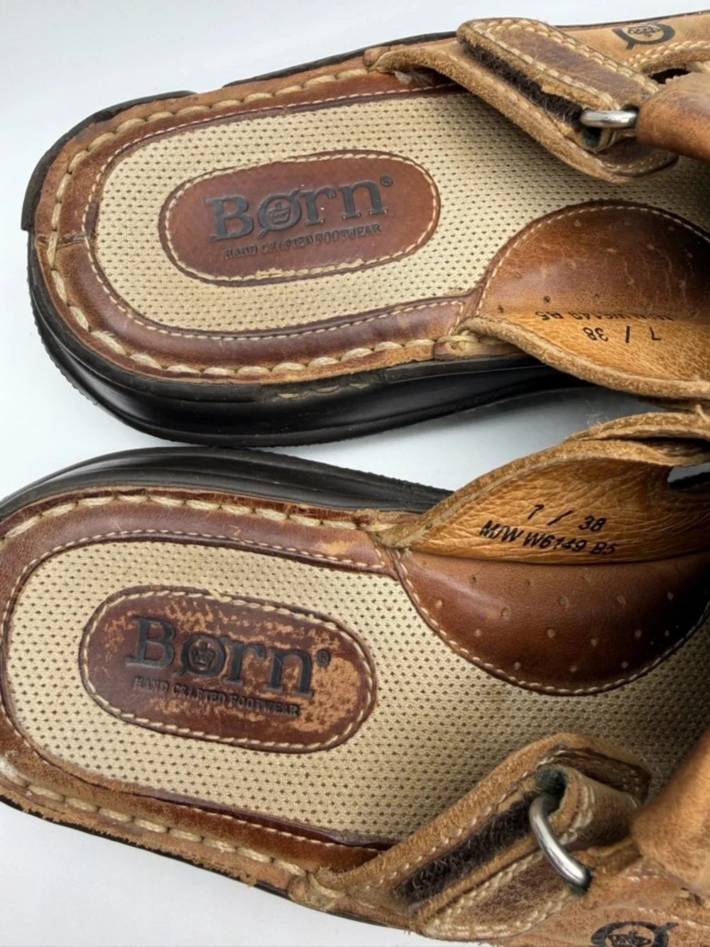 BORN Size Men’s 7 Women’s 8.5 Leather Sandals GENTLY Used